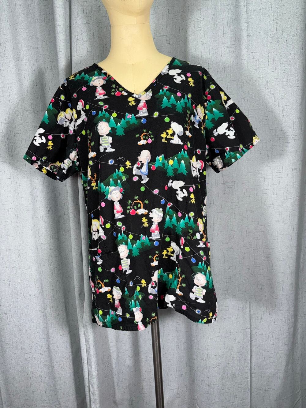 Peanuts Christmas Holiday Scrubs Top Black Pockets Lights Tree Snoopy Charlie
